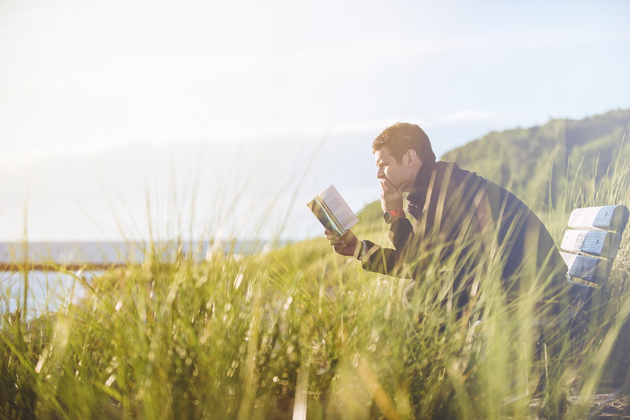子供の視力低下に暗い本での読書はどのような影響を与えるのか？