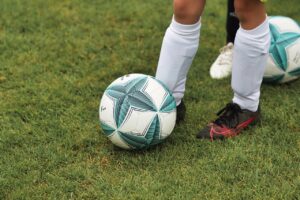 子供の視力低下を防ぐためにサッカーのボールの視認性はどのように考慮すべきか？
