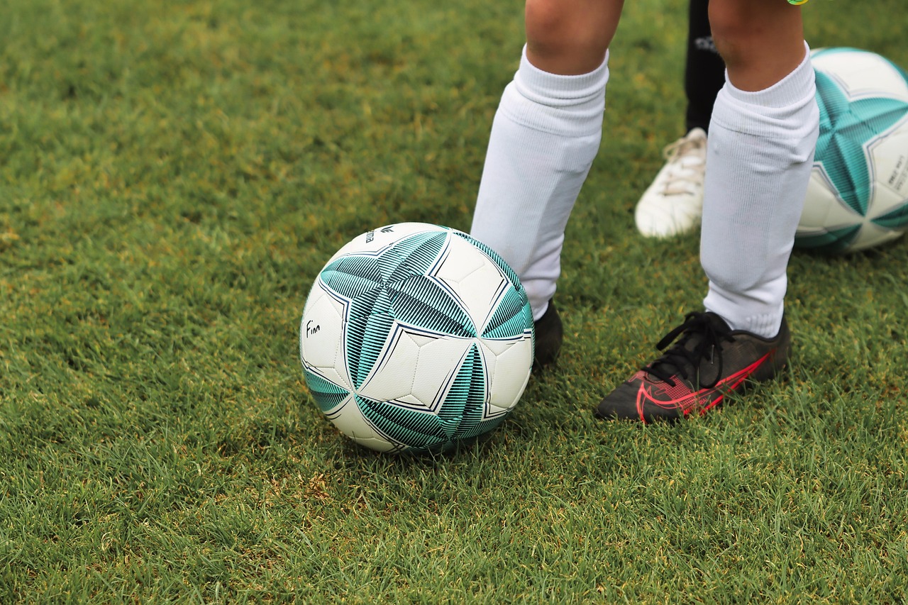 子供の視力低下を防ぐためにサッカーのボールの視認性はどのように考慮すべきか？