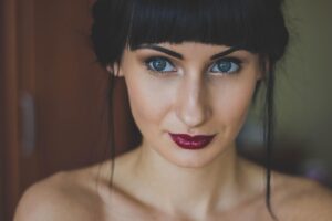 前髪が長いと視力は悪くなるのか？