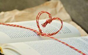 寝転んで本を読むことが視力に与える影響は？