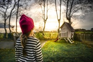 近くを見すぎる子供の視力への影響とは？