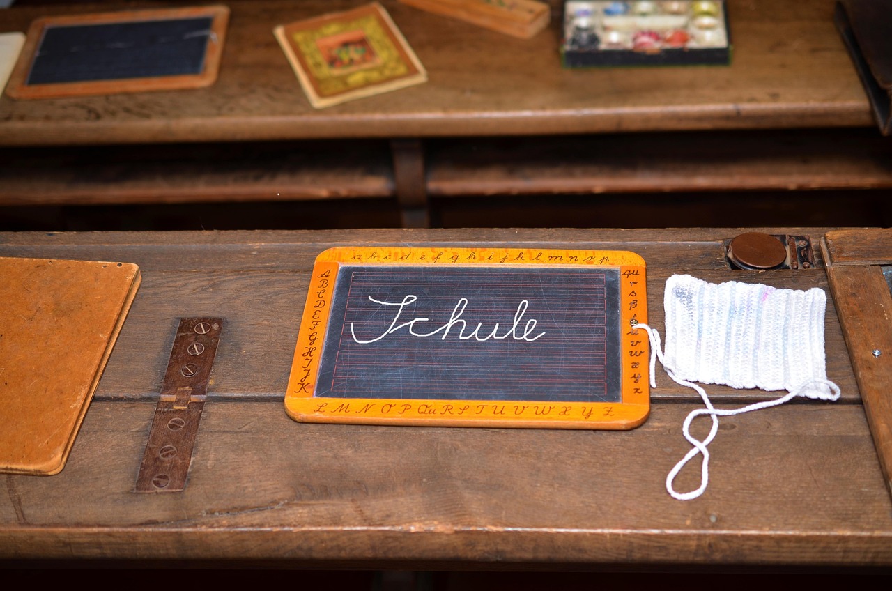 黒板の字が見えない小学生への効果的な対策は？