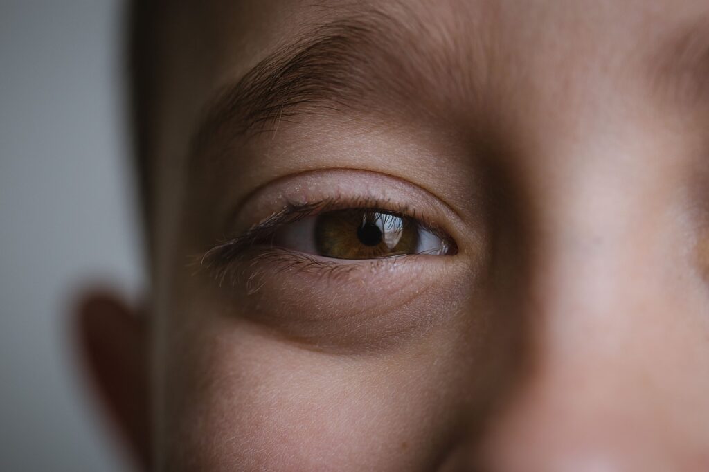 子供が目を細める原因は視力に関係しているのか？