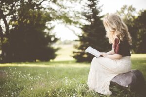 子供が寝転んで読書をすることで視力に与える影響は？